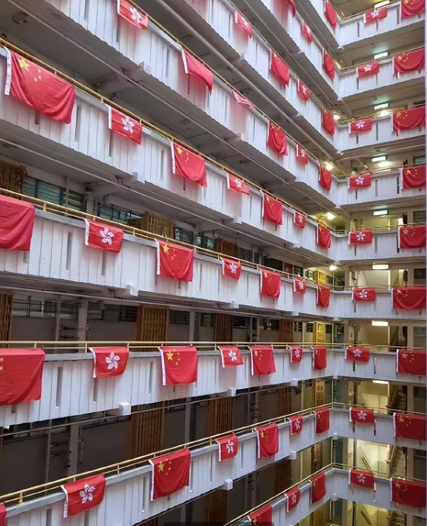 香港居民楼挂五星红旗图文,香港居民楼五星红旗