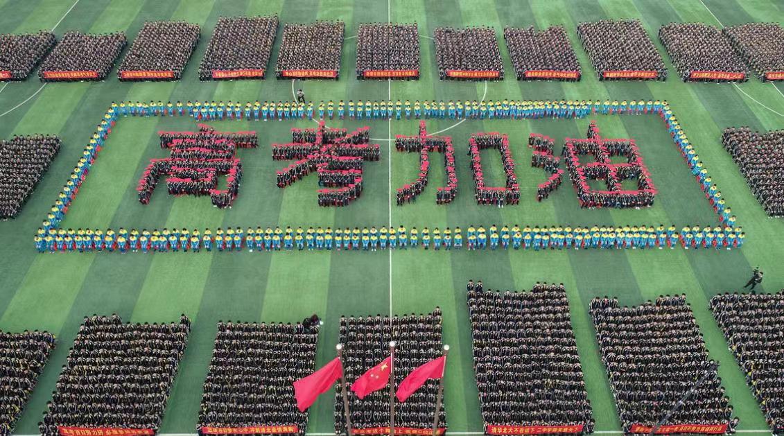 高三女生因百日誓师表情遭网暴,网曝百日誓师女孩演讲