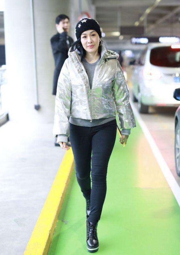 钟丽缇穿运动外套,钟丽缇带女儿和甜馨