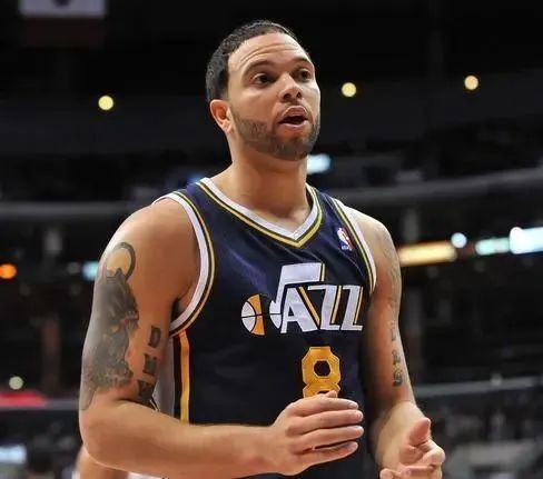 狄龙肘击米切尔原视频,灰熊vs骑士米切尔狄龙