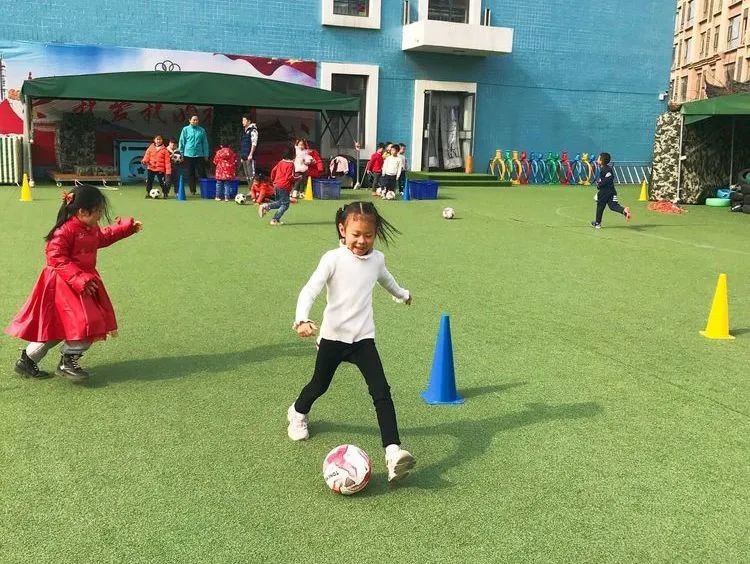 香蕉哥哥，一起动起来吧！奎文区实验幼儿园让更多的孩子逐梦绿茵