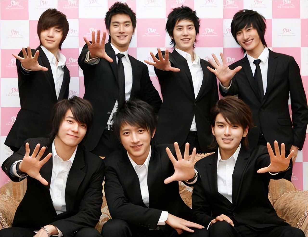 助理伺候明星捏脚,助理伺候明星跪下打伞