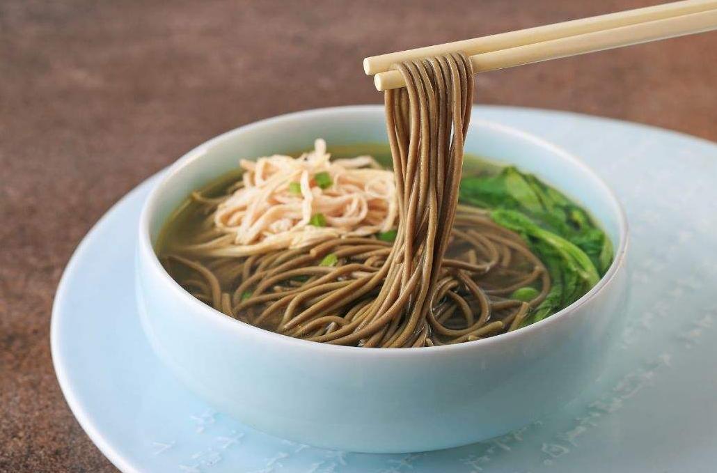 男子在餐馆砸东西被老板制服,重庆扔火锅的男子后续