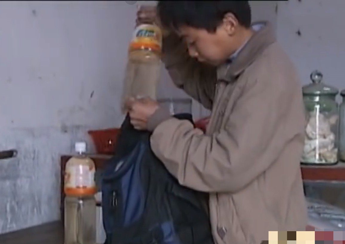 14岁少年异于常人24小时的喝水量,牛饮男孩完整版