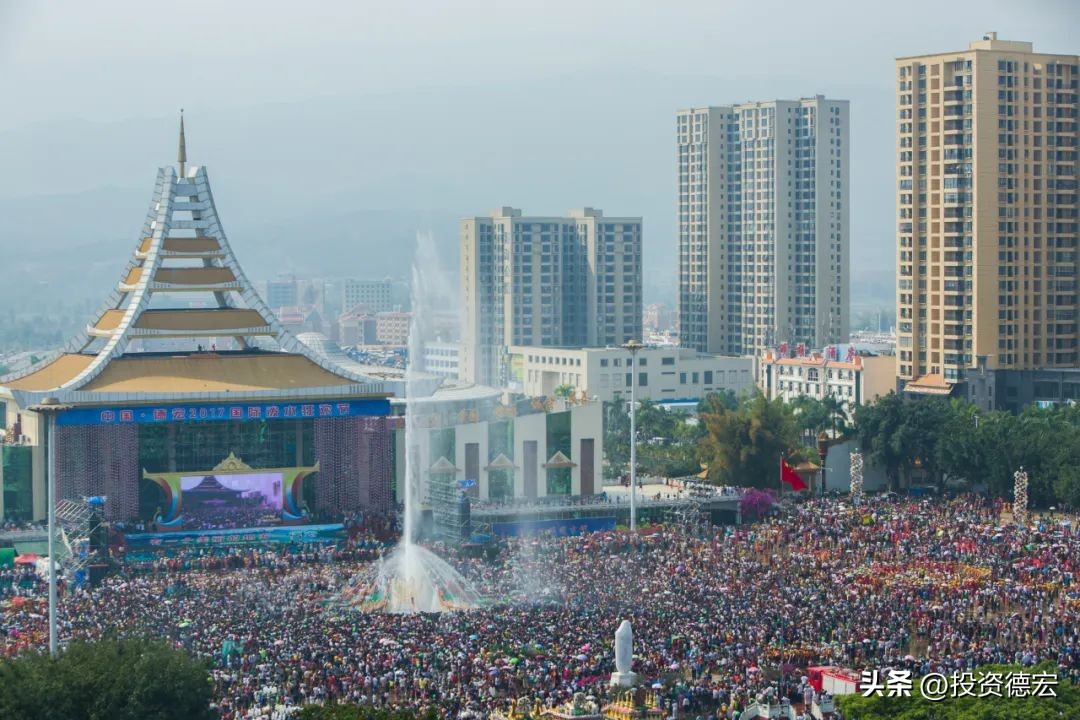 瑞丽德昂泼水狂欢节,云南旅游攻略德宏泼水节
