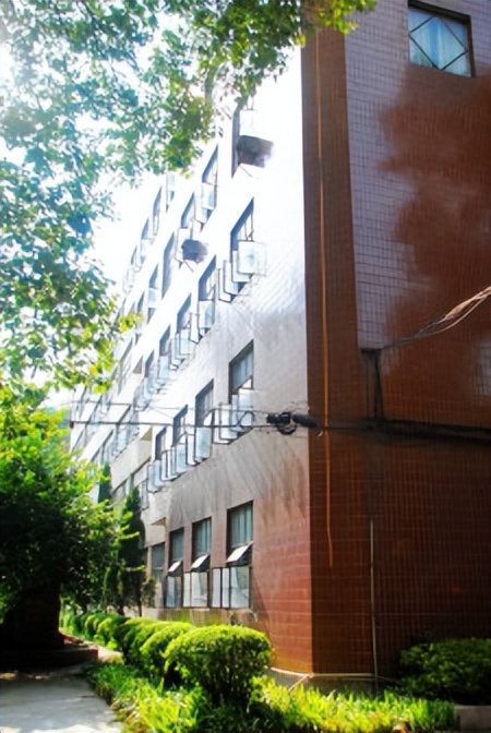 重德博学尚美笃行,重德博学勤勉尚美