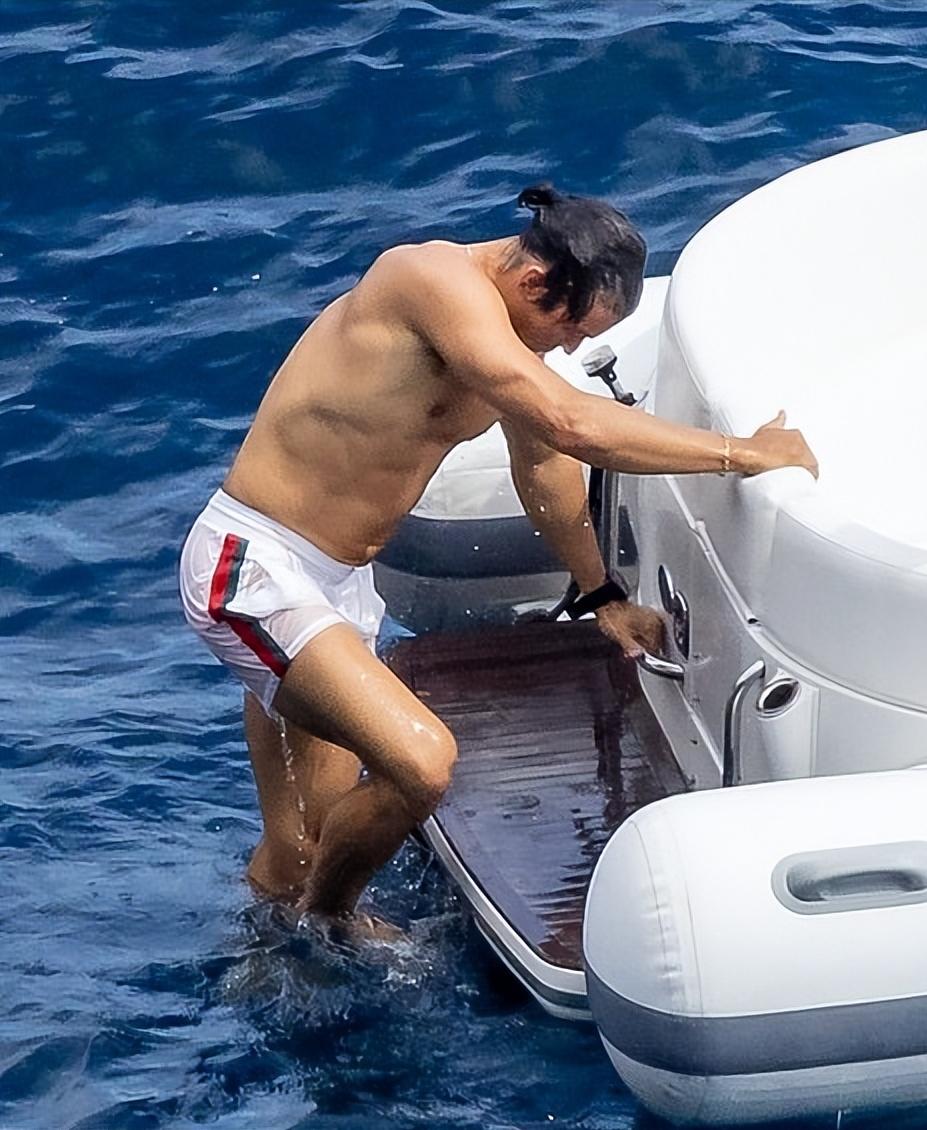 精灵王子一家三口海中嬉戏！34岁水果姐穿泳衣肚腩好真实，胖嘟嘟