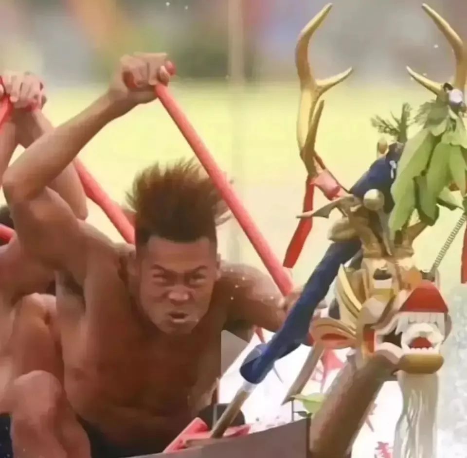 鹤山龙舟赛网红小哥哥男儿当自强,鹤山龙舟赛网红小哥哥一夜爆火