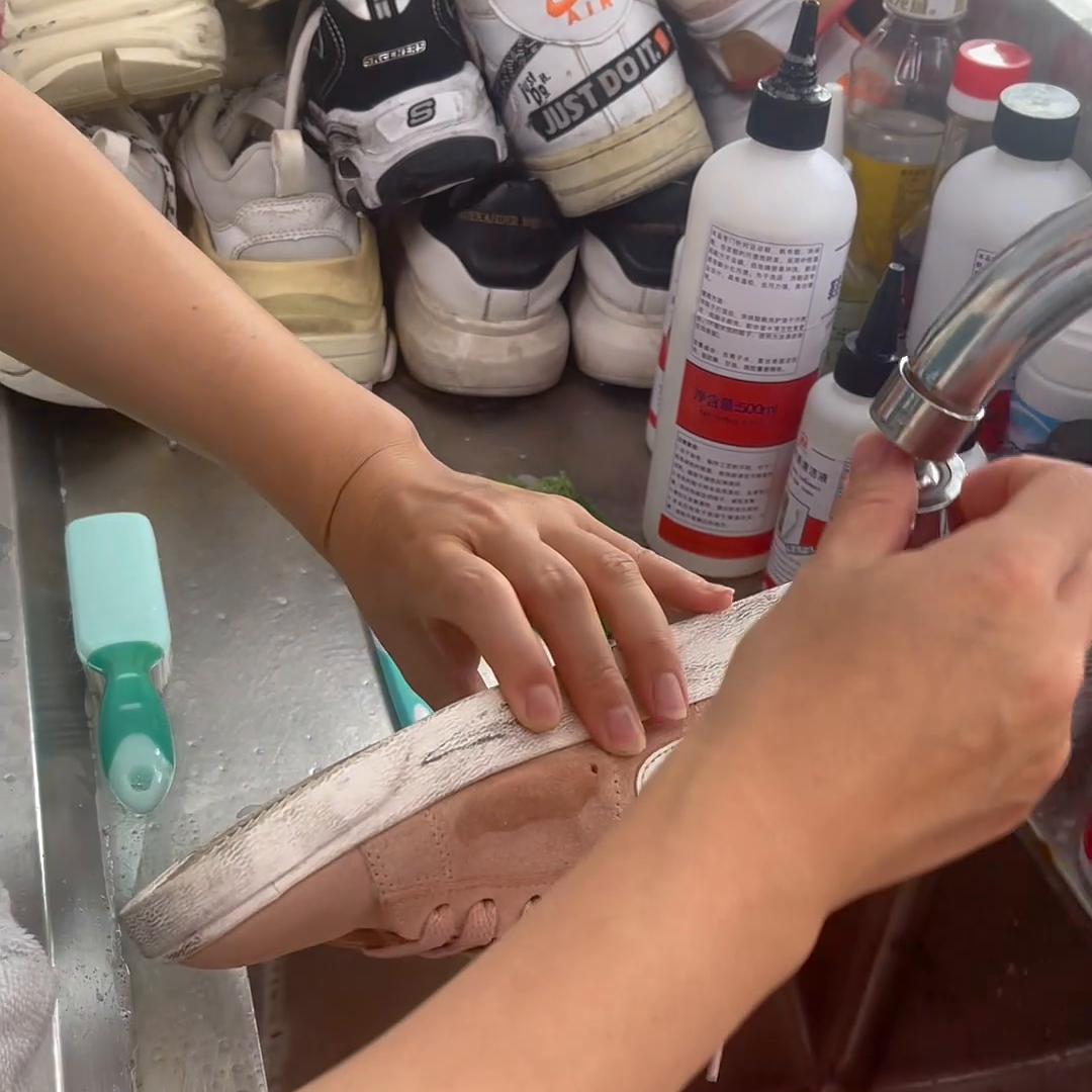 翻毛皮鞋子串色用什么方法去掉,翻毛皮的鞋子顽固泥污渍怎么清理