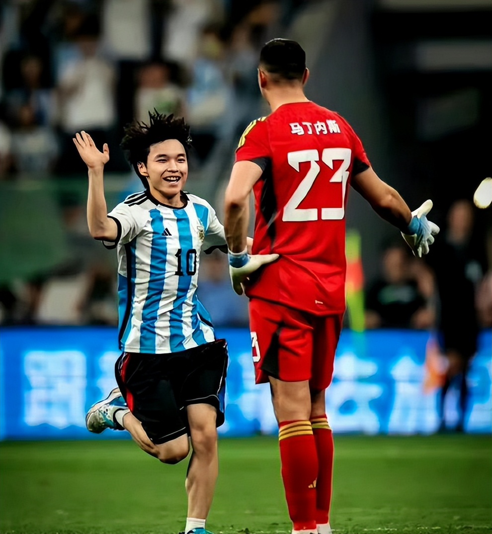 闯球场的球迷,球迷冲进球场拥抱梅西跑了多少米