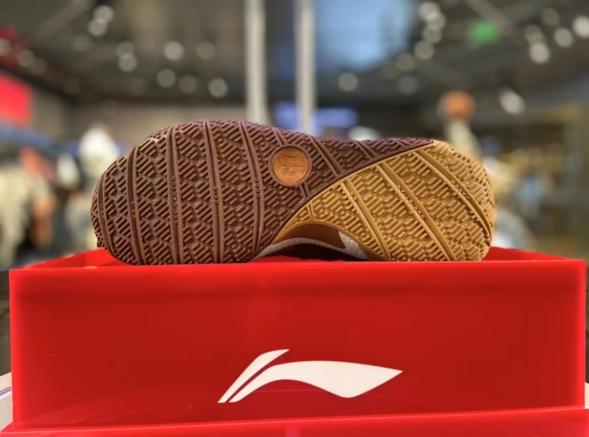 配色更新开始提速!李宁CJ2“里海大学”配色线下店抢先发售