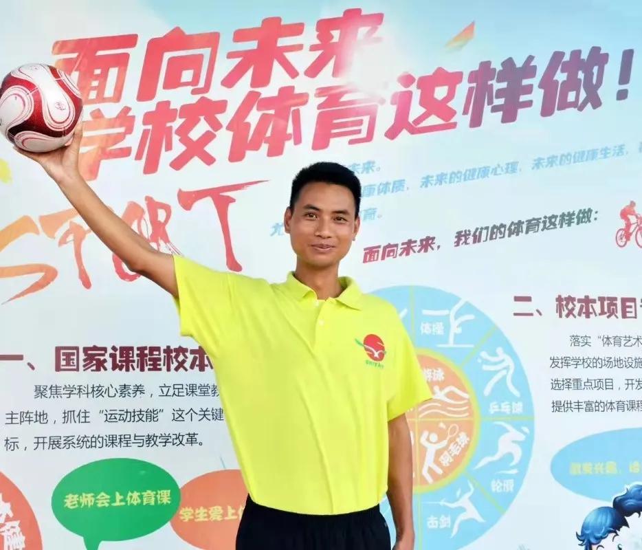 自创足球项目！影响更多孩子爱上足球！看看这位体育老师有多牛？