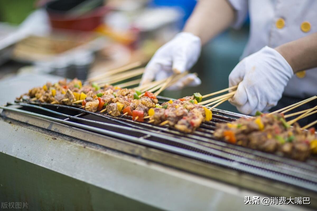 长沙烧烤“申请出战”，却被自己人怼上热搜？“人均100吃不饱”？湖南网友被称太耿直…淄博模式不能复制？