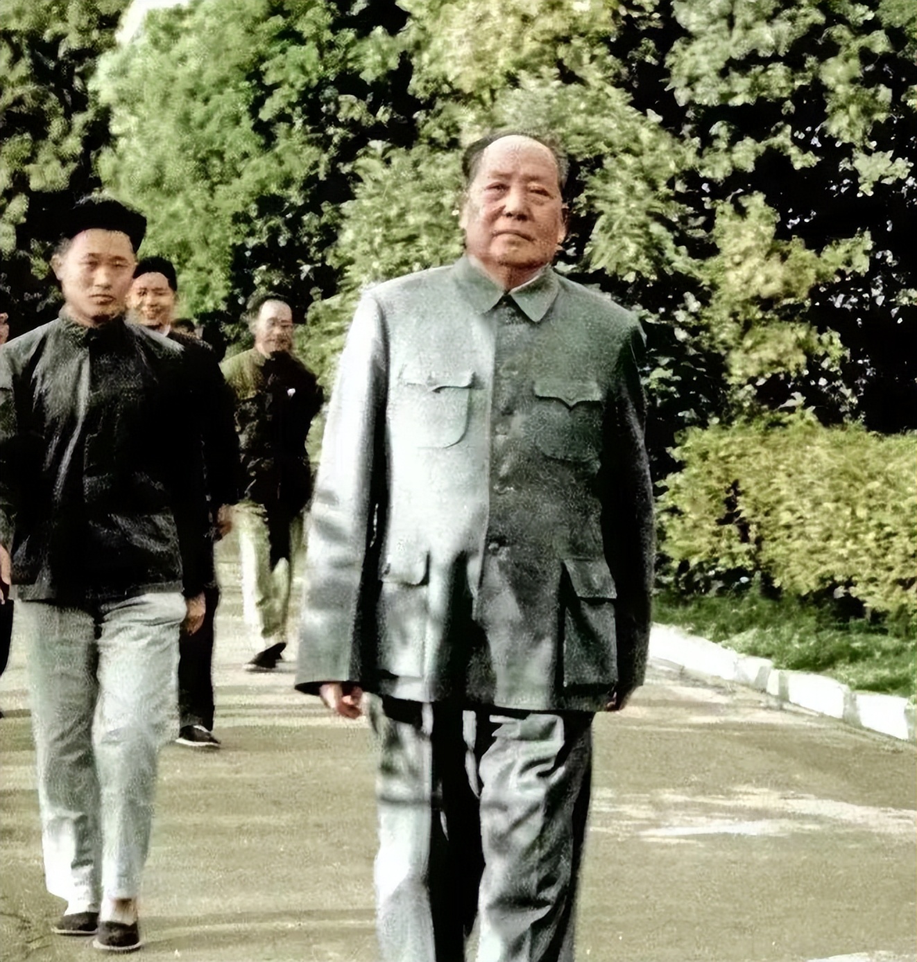 52年毛主席游孔林，突听“砰”一声响，他问孔子后人：这常打枪吗