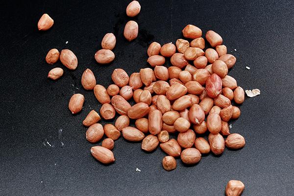 老人吃开心果有危害吗,中年男人每天吃一把坚果