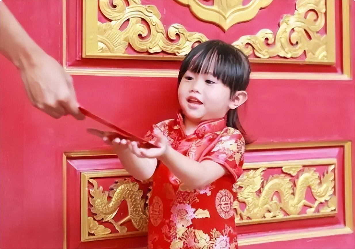 给孩子压岁钱有“讲究”，除夕和初一哪天好？寓意不同，别给错了