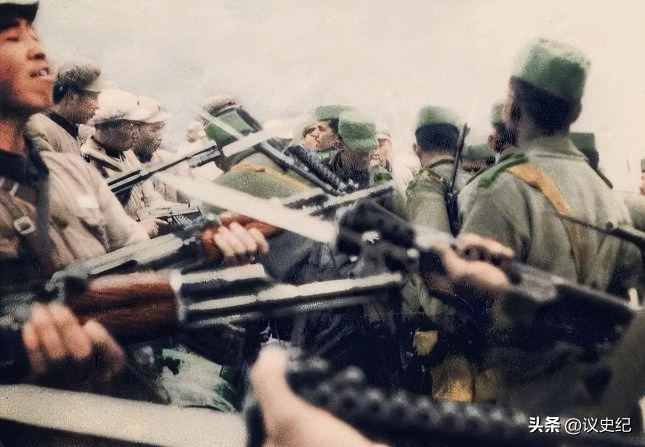 78岁老人被儿媳赶出家门，真实身份暴露后，政府直接送来30万津贴