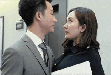 强吻、摸胸、掀裙底，娱乐圈的“不雅之举”是意外还是趁机揩油？