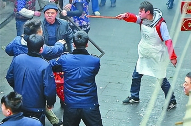 小贩持刀捅城管第一案辩护词,城管被小贩捅死第一案律师辩词