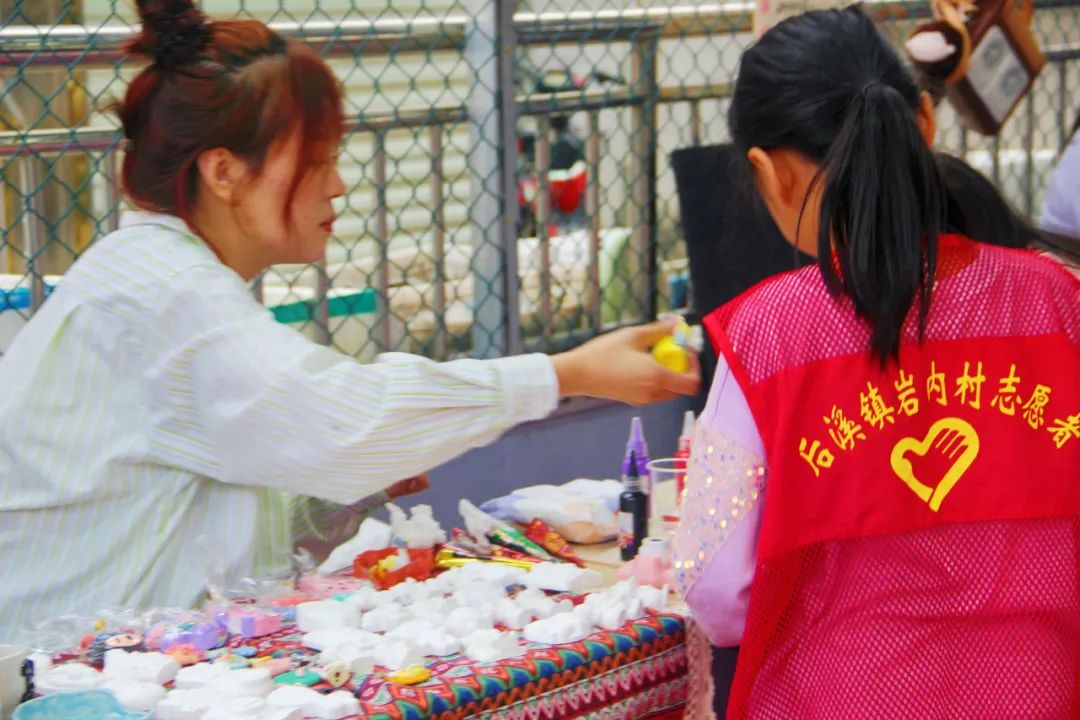 好吃又好玩！大学生和村民一起“摆摊”，现场太热闹......