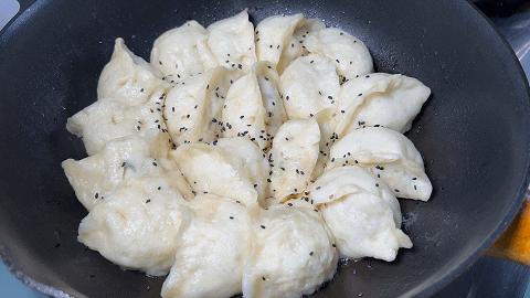 水煎包要想好吃，关键记住这两点，底部金黄，蓬松柔软，馅料鲜美