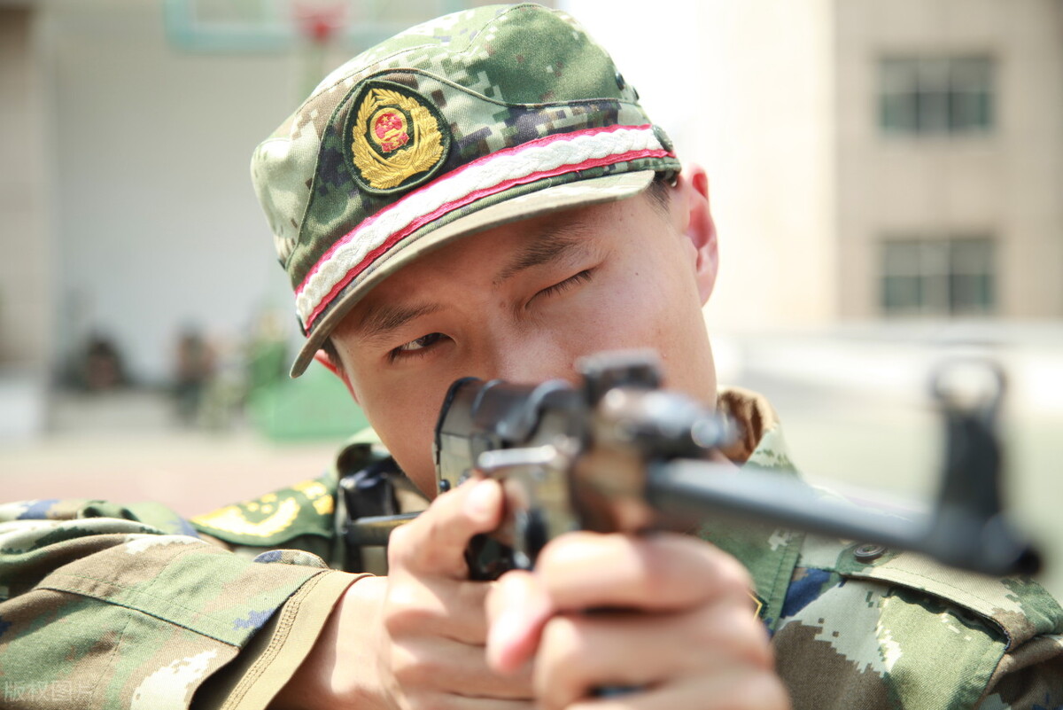 在校大专生当兵如何长期发展,大专在读当兵想留队会不会退学费