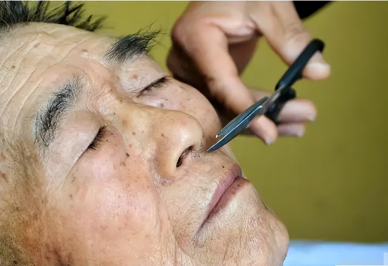 男士鼻毛变白的原因是什么呢,男性的鼻毛旺盛说明了啥