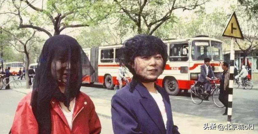 沙尘暴来袭整个城市一片朦胧,沙尘暴昏黄的景象