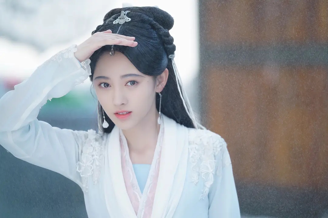 满屏锥子下巴充气硅胶脸，翻拍剧越来越难看，新旧版演员对比惨烈