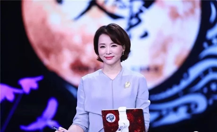 新的“央视一姐”接班人，力压董卿李红，网友评价：美若“天仙”