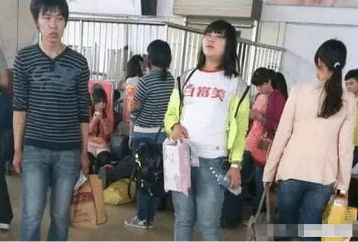 “姑娘，你知道衣服上的字是什么意思吗？”哈哈哈自信的姑娘最美