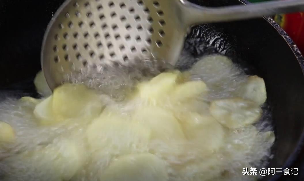 在家里也能做好吃的薯片,薯片做法赶紧学起来吧