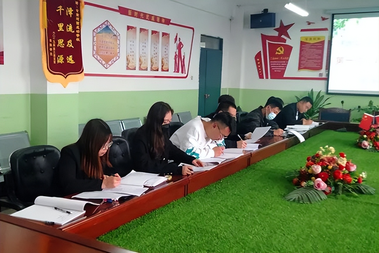 河西成*学功**校高一年级召开第一次阶段考试成绩分析会