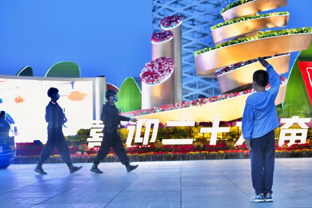 公安春节我在岗坚守岗位保平安,忠诚履职勇担当冒雨执勤保畅通