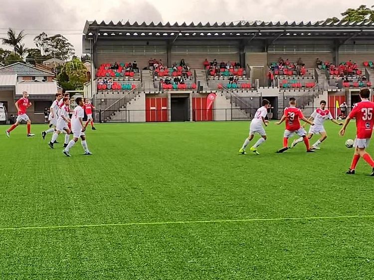 在悉尼PenshurstPark彭斯赫斯特公园球场，看一场社区少年足球赛