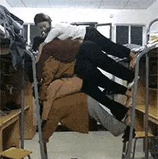 下雪天摔跤容易摔倒哪,下雪地上好滑大家注意安全