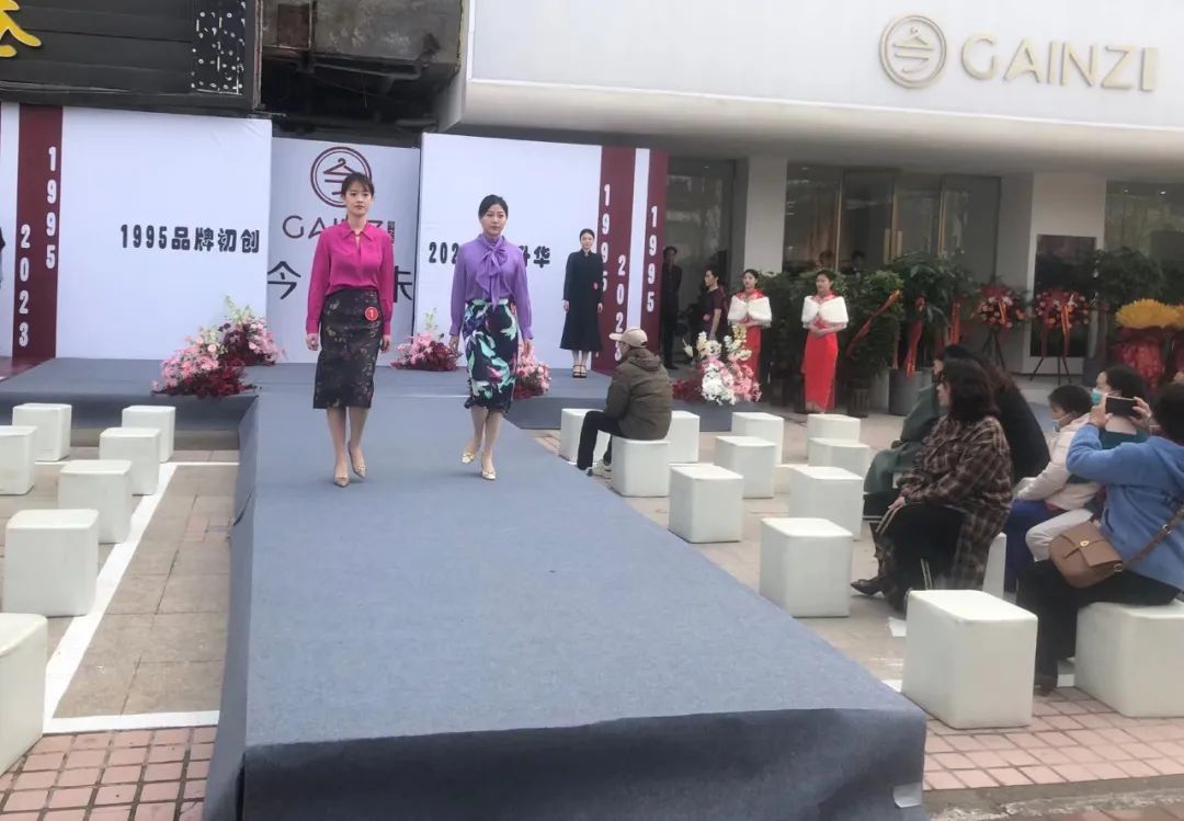 初心引领、匠心致远龙亭区新联会祝贺会员企业盛大开业