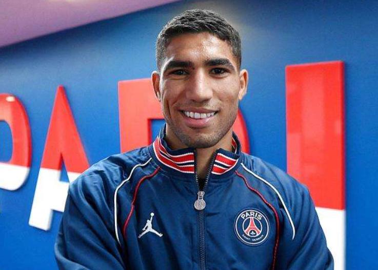 巴黎夺得法甲冠军更衣室疯狂庆祝,大巴黎提前夺得法甲冠军更衣室