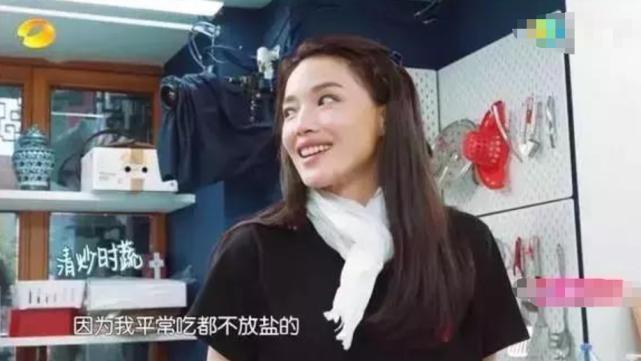 45岁舒淇再次开始减肥,穿长裙躺椅子上太紧绷,腰部凹陷头发凌乱