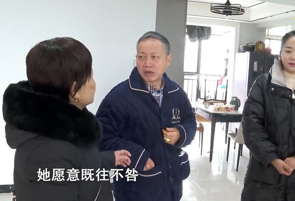 男子出车祸妻子放弃治疗,丈夫出车祸双目失明妻子不离不弃