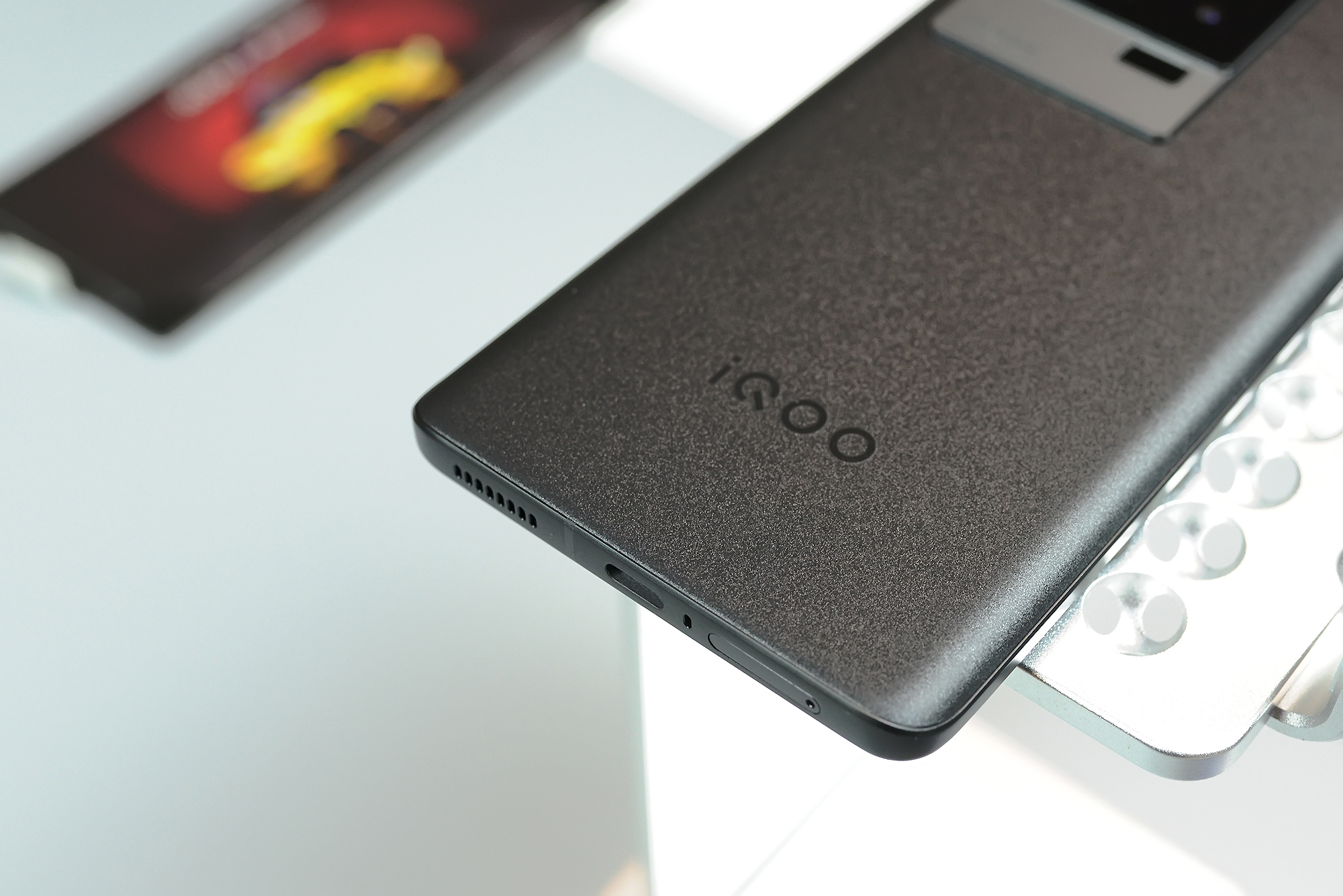 iQOO11S掀翻行业小饭桌，友谊小船真翻了：Super标准杯电竞旗舰