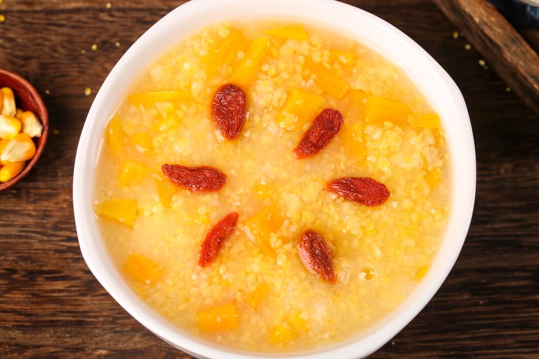 中老年喝哪种牛奶帮助睡眠,中老年人吃什么辅助睡眠