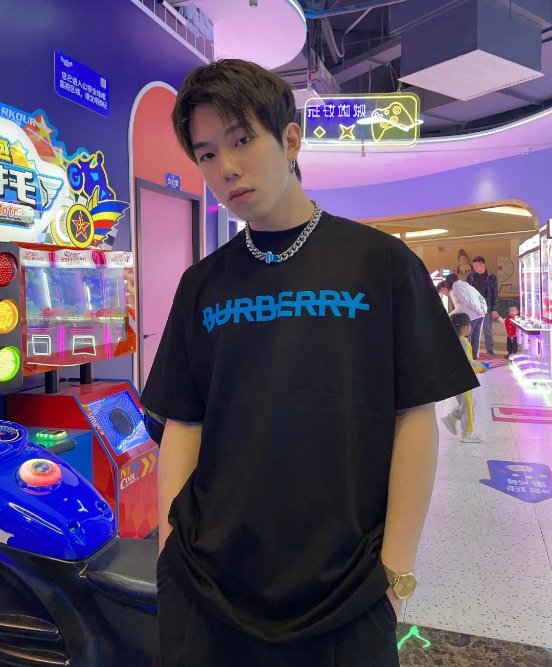 皮肤黄黑不要穿什么色,皮肤黑的男生适合什么颜色的衣服