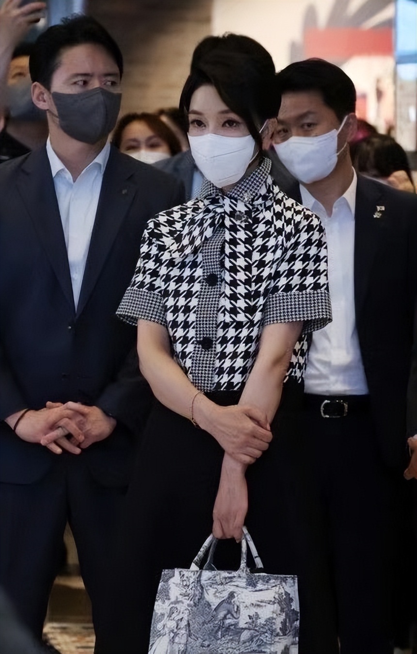 韩国第一夫人英国照,50岁韩国第一夫人亮相巴黎