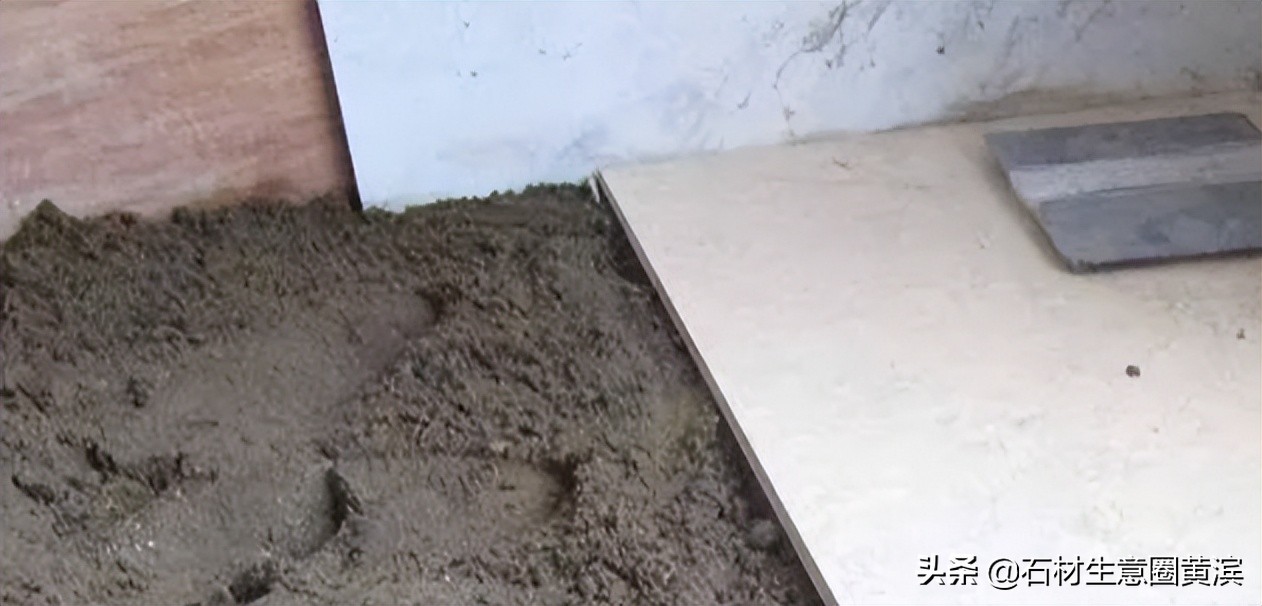 防止石材地面空鼓应采取哪些措施,大楼外墙下地面洒水石材空鼓塌陷