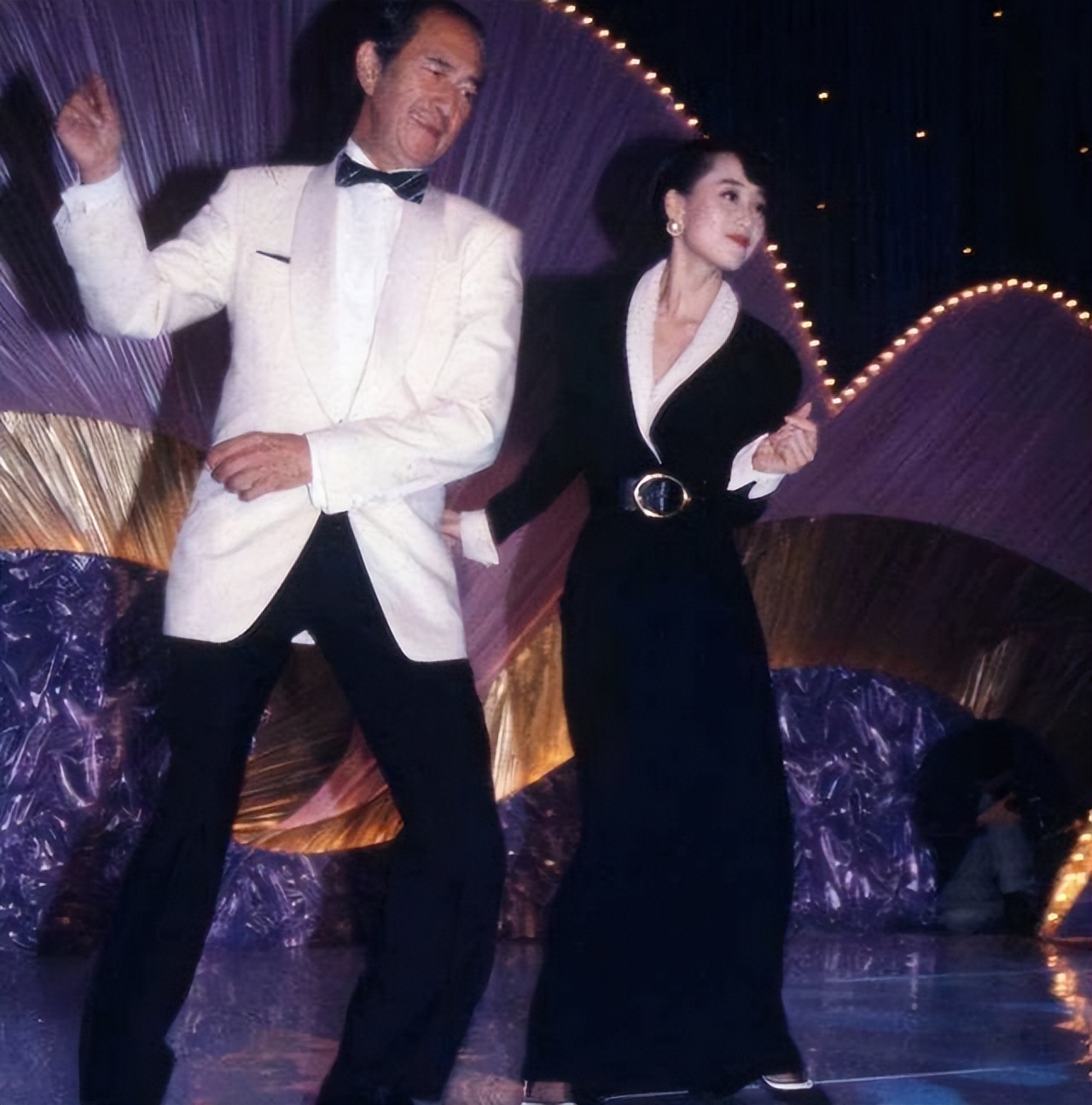 情义千斤不敌胸脯四两的意思,情义千斤不敌胸脯二两