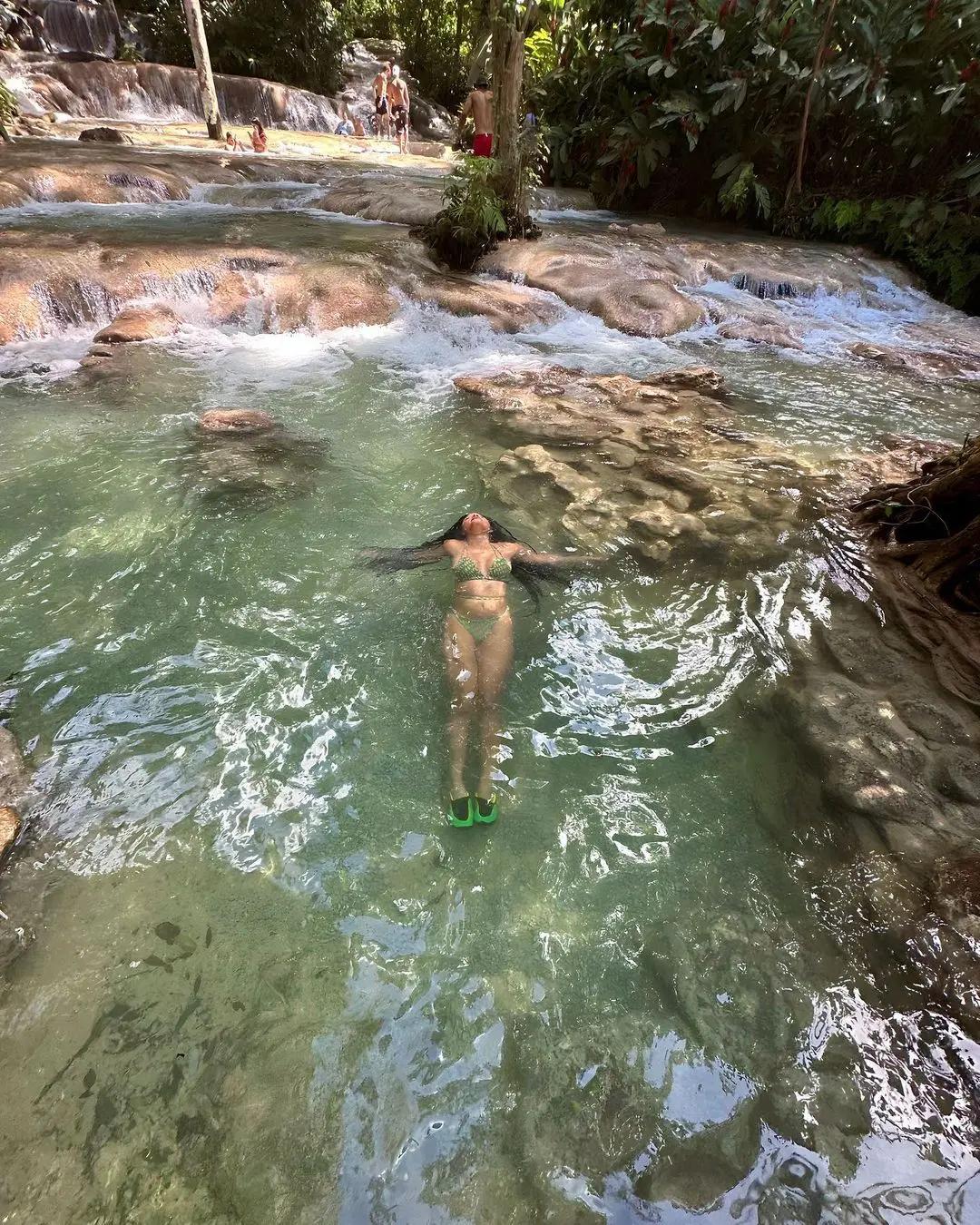 鍝堣帀璐濊帀韬潗,鍝堣帀璐濊帀灏忕編浜洪奔棣栨槧