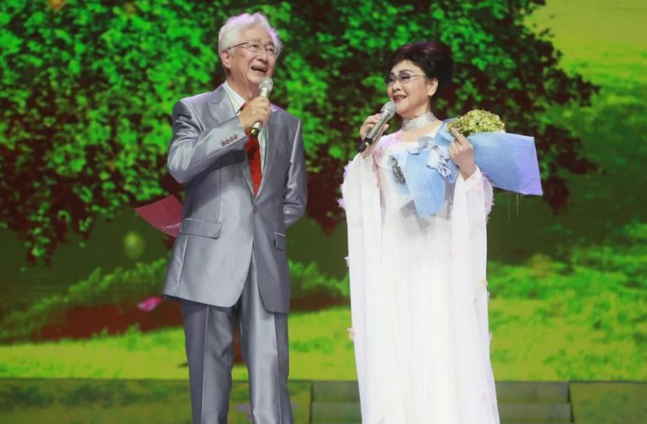 73岁李谷一全家近照曝光,73岁的李谷一全家近照曝光