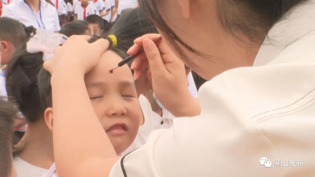 两江开学围观各校花样仪式满满,屏山中学开学典礼