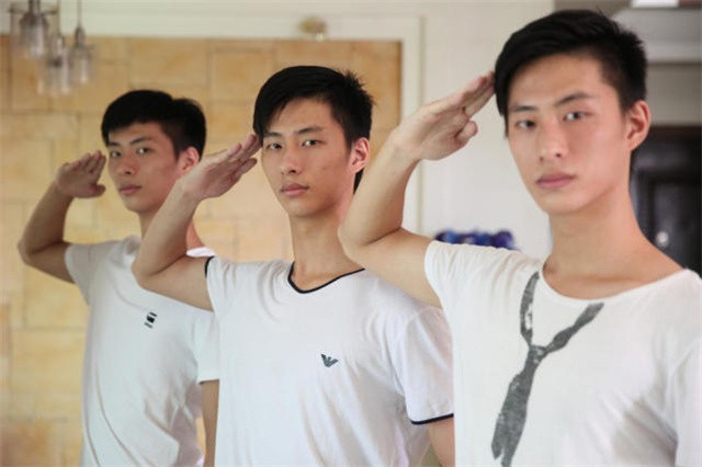 三胞胎兄弟不靠颜值靠实力：原来学舞蹈，现在成了军营男子汉
